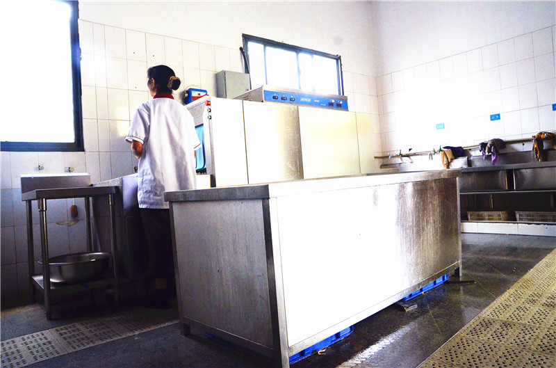 西华大学学校食堂香蕉视频91下载设备现场图片