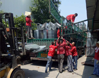 37°高温下，香蕉毛片视频香蕉视频91下载设备公司的员工仍然在坚持工作